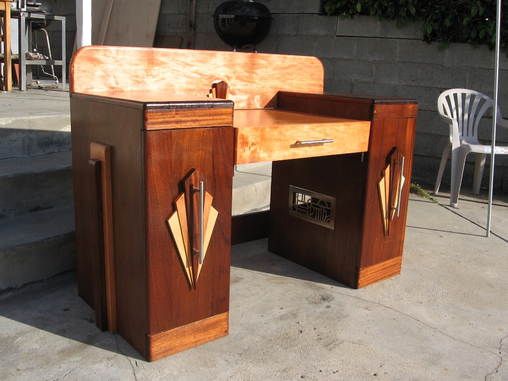 art_deco_desk_by_hullofsorrow.jpg